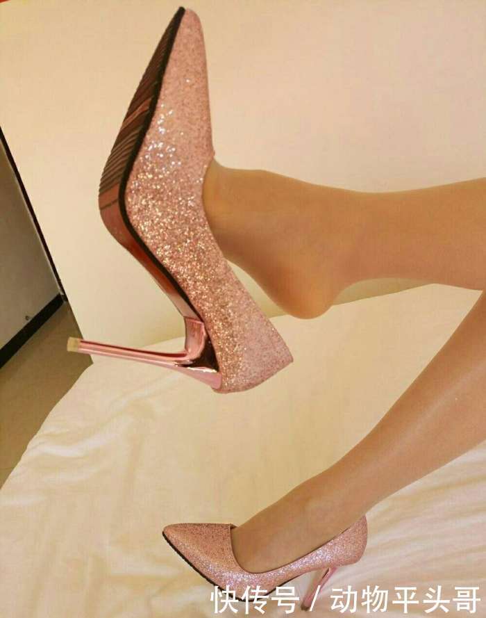 穿起薄薄的丝袜, 描绘出朦胧的曲线美