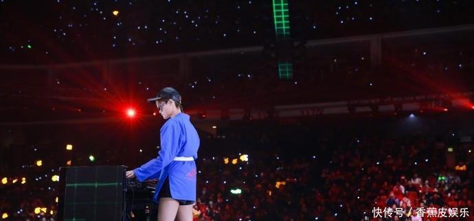 看了李宇春的腿, 男人都要怀疑人生, 网友: 早就该这样穿啦!