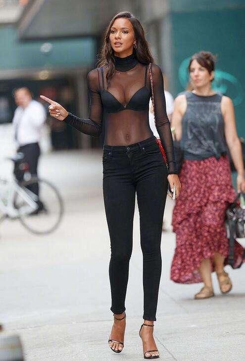 谁说一白遮三丑，维密天使“黑珍珠”告诉你，小麦色气质更出众！