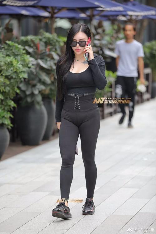 路人街拍,美女紧身衣搭配黑色打底裤,穿出了火辣性感好身材!