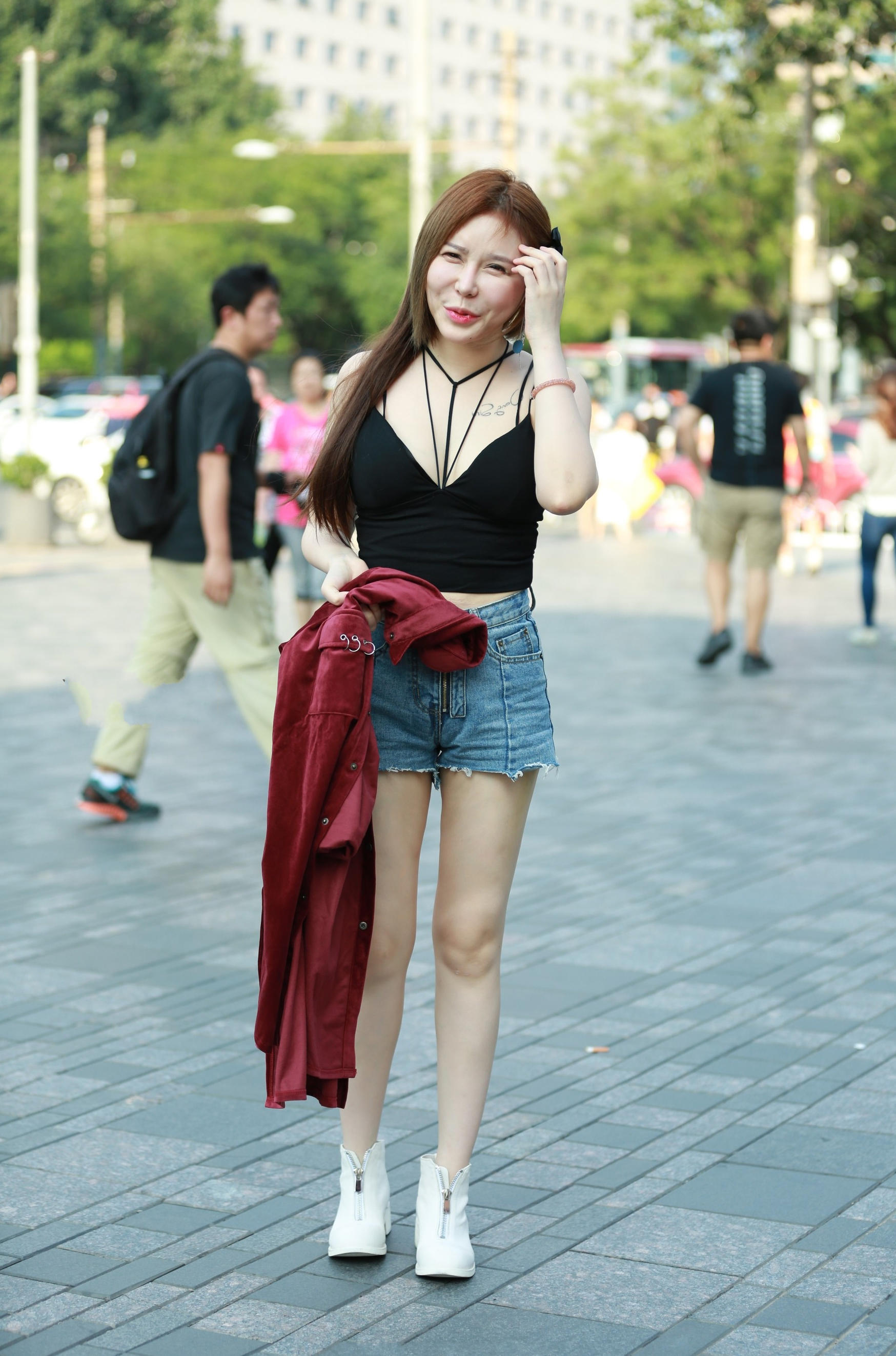 甜美的小姐姐无论身怎么穿搭，甜美的颜值总是那么的讨喜