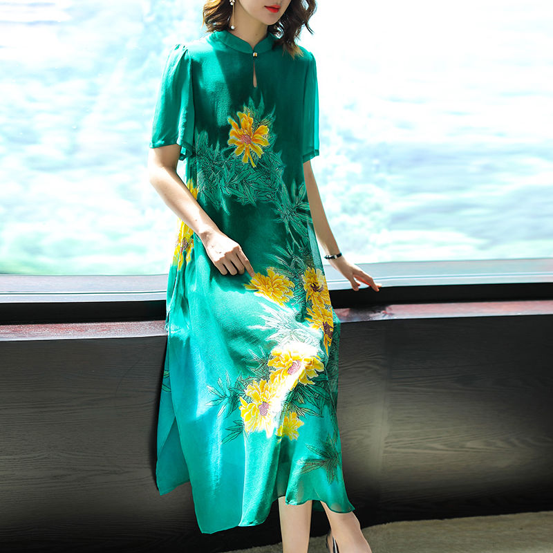 哇!老婆都53了还真敢穿!旗袍+高跟，欧洲游玩，比风景还美