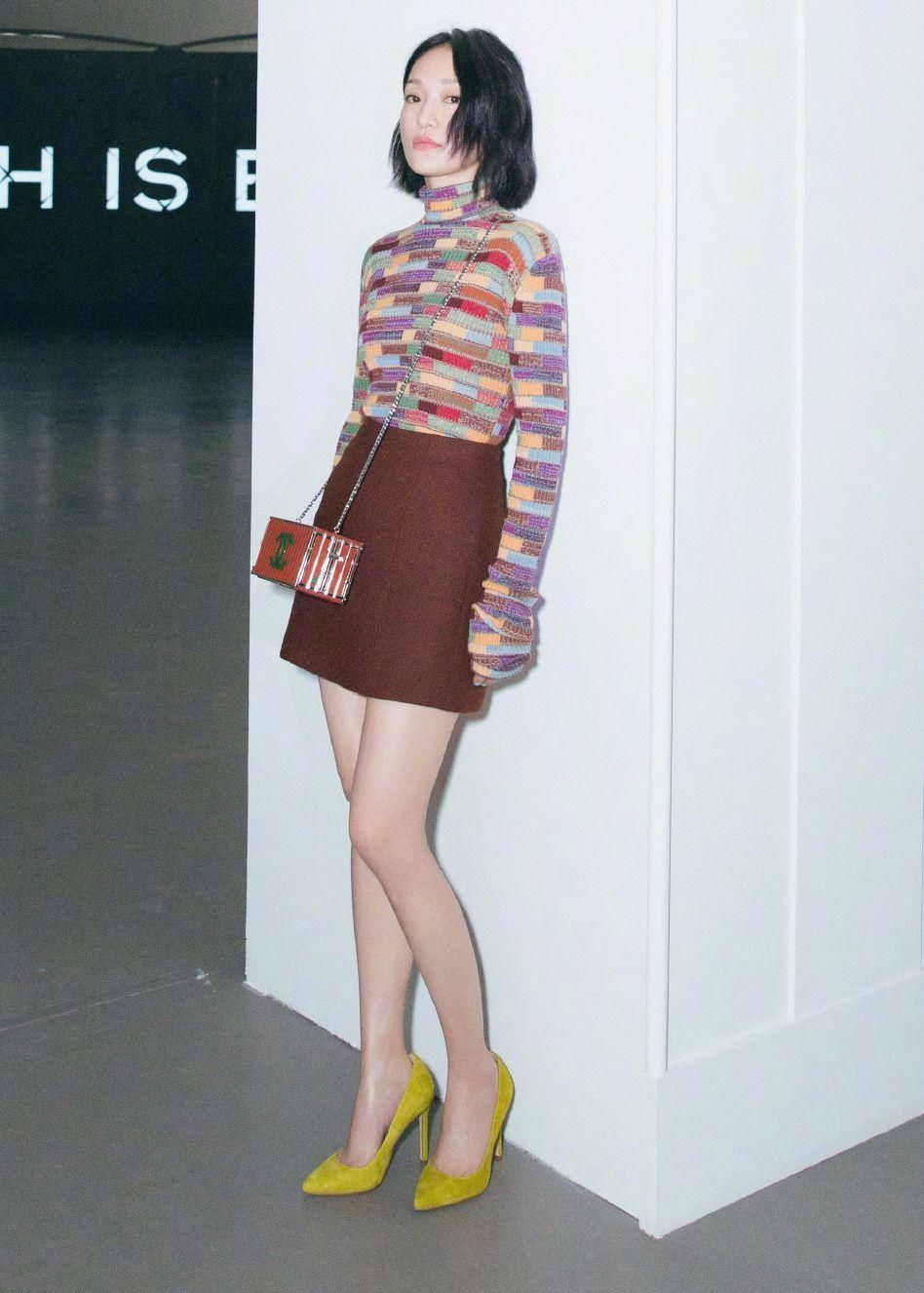 周迅为了增高可是拼了，踩着两根“细针”走楼梯，不怕摔跤?