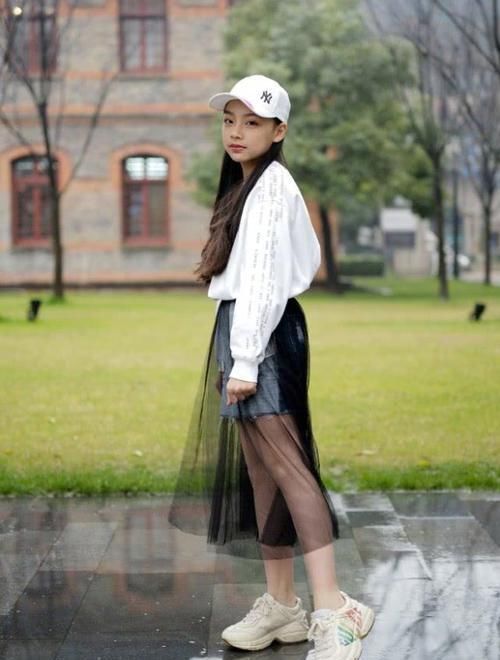 「黑色的圆领」买了卫衣你会搭吗?像这样搭配一条超仙的半身纱裙,让你美过校花