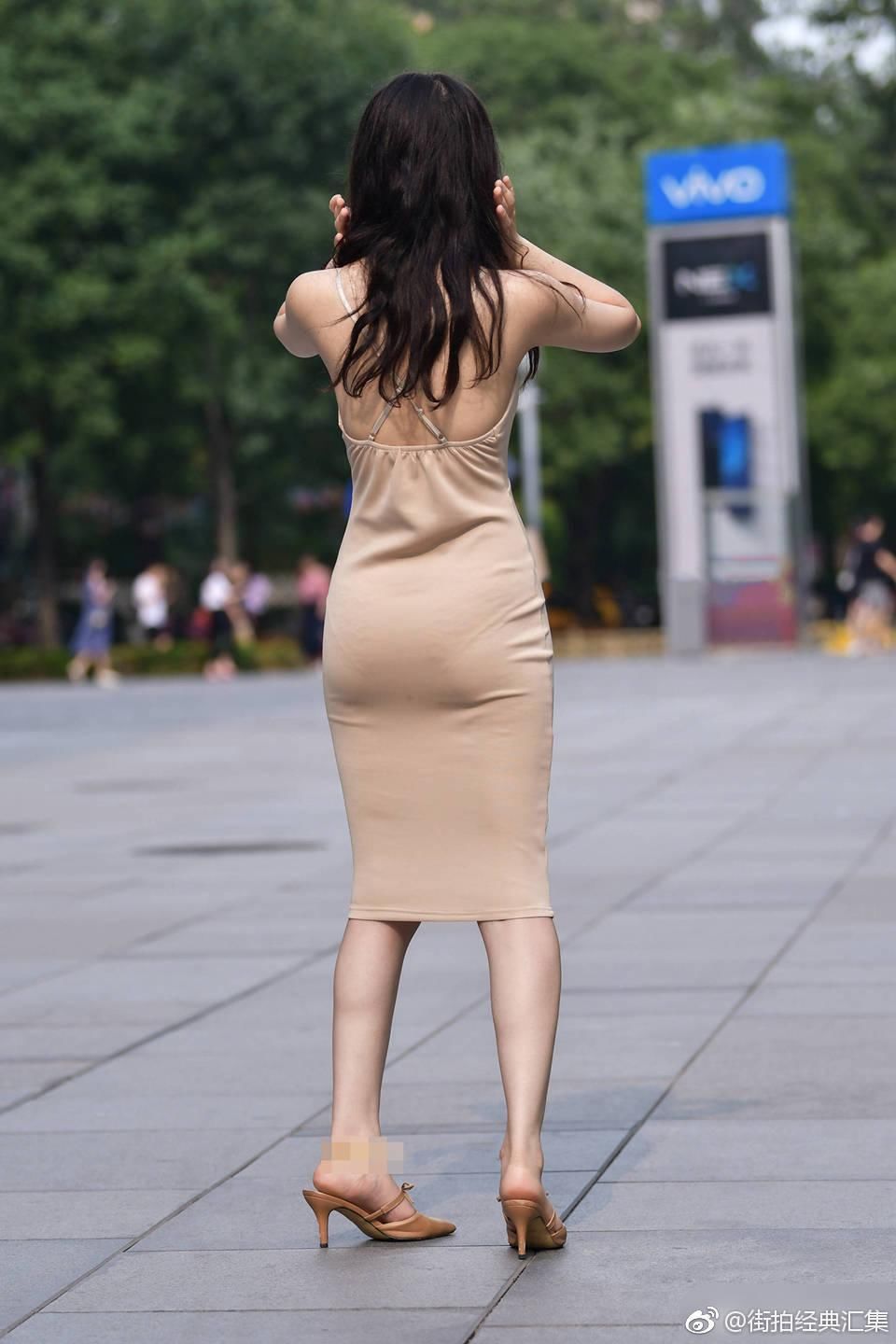 小姐姐身穿吊带连衣裙，润享丝滑，圆润的蜜桃臀让人垂涎三尺