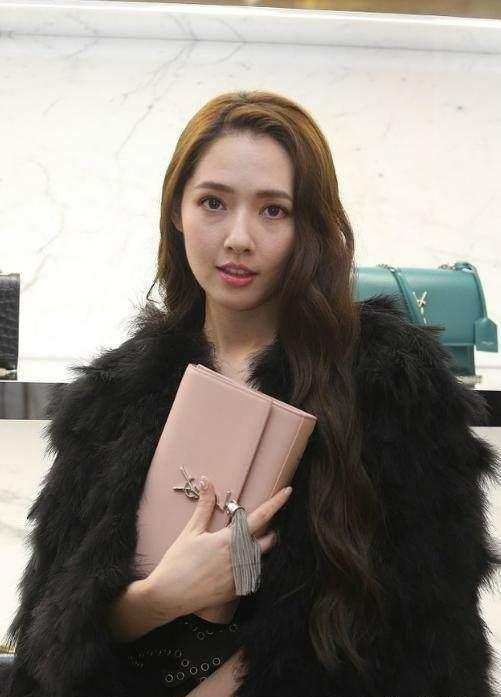 33岁郭碧婷真敢穿! 开叉裙也穿得这么性感。网友表示: 有长腿就是