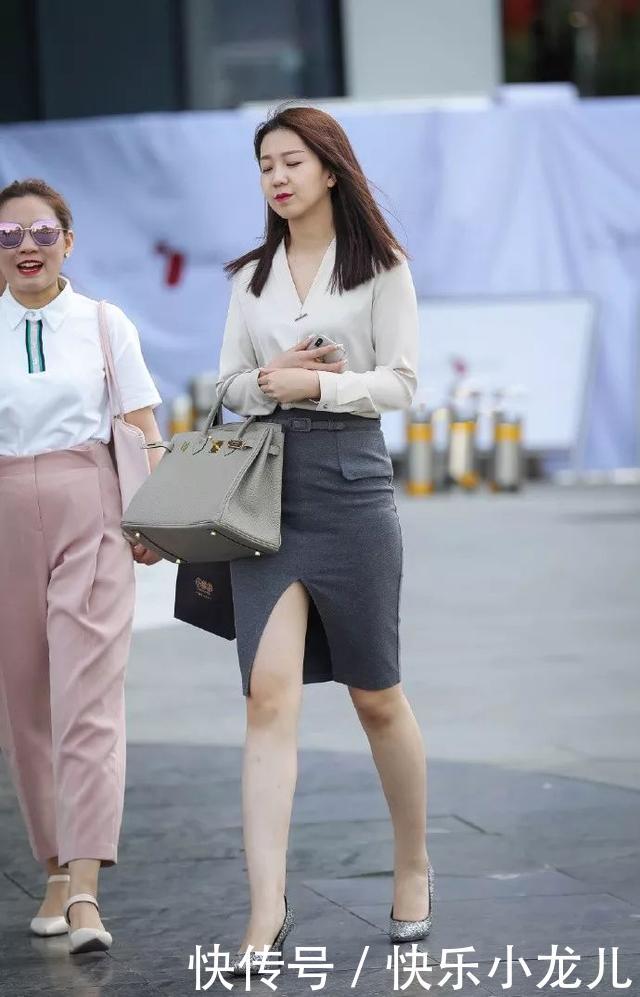 【裸色】街拍:美女白色短裤搭配裸色的尖头高跟鞋,让她穿起来显得更加的有魅力