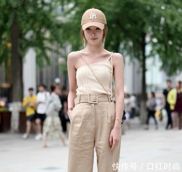 街拍：气质出众清秀俊美的小姐姐，搭配娇艳如花靓女风采身姿迷人