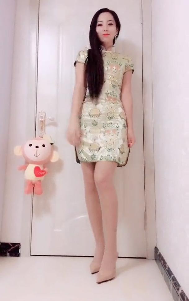 旗袍、肉色丝袜一起穿，无法遮掩、非常的吸引人