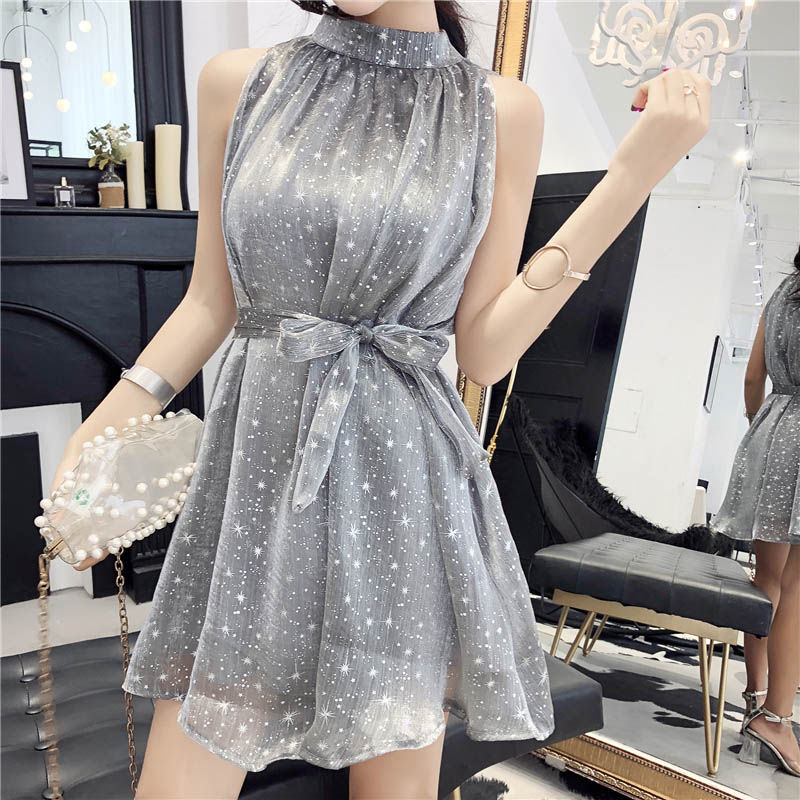 泳衣扔了吧!学学海边小姐姐穿“亮丝裙”，轻松迷倒一大片