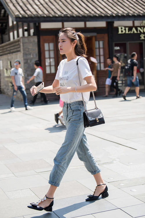 路人街拍，小姐姐穿民国风服饰灵气逼人，发色抢眼，模样清秀！