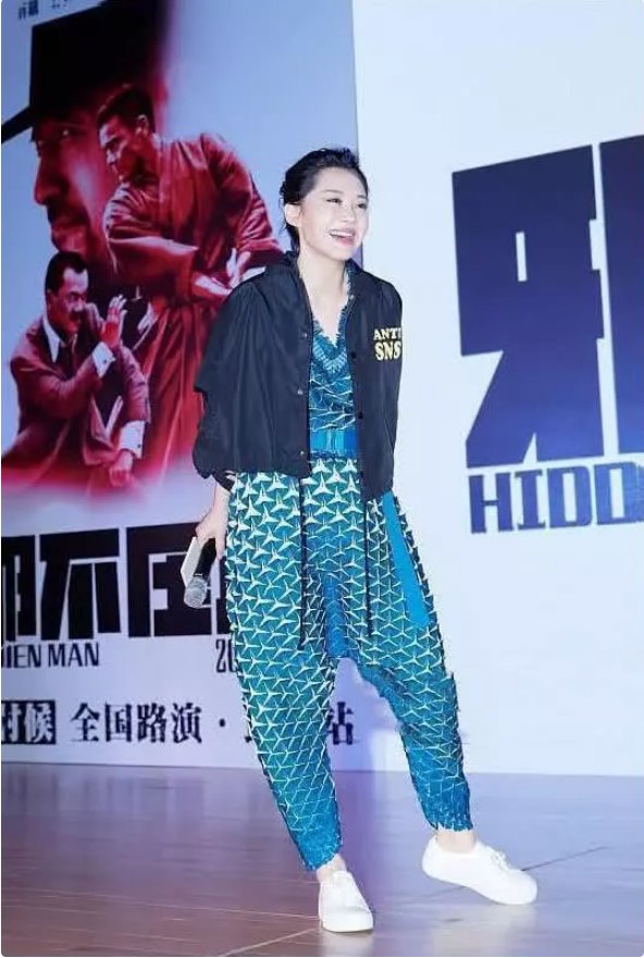 49岁许晴风韵犹存，连体裤减龄20岁，网友:上厕所怎么办