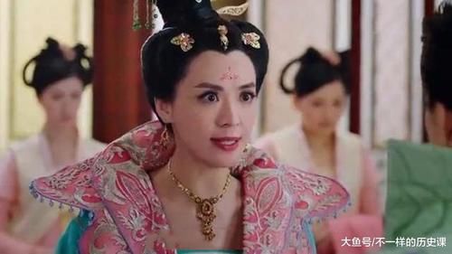 公主丧夫后深夜召见数位美男, 早上侍女去打扫