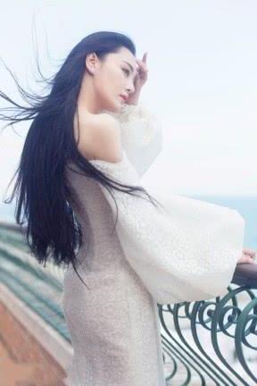 张馨予穿超短裙现身机场，减龄10岁不止，说她20岁我都信！