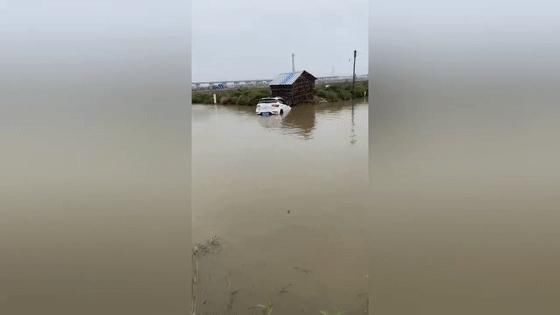 「连人」斗门男子珠海大桥边钓鱼连人带车冲下河,10万元打水漂!