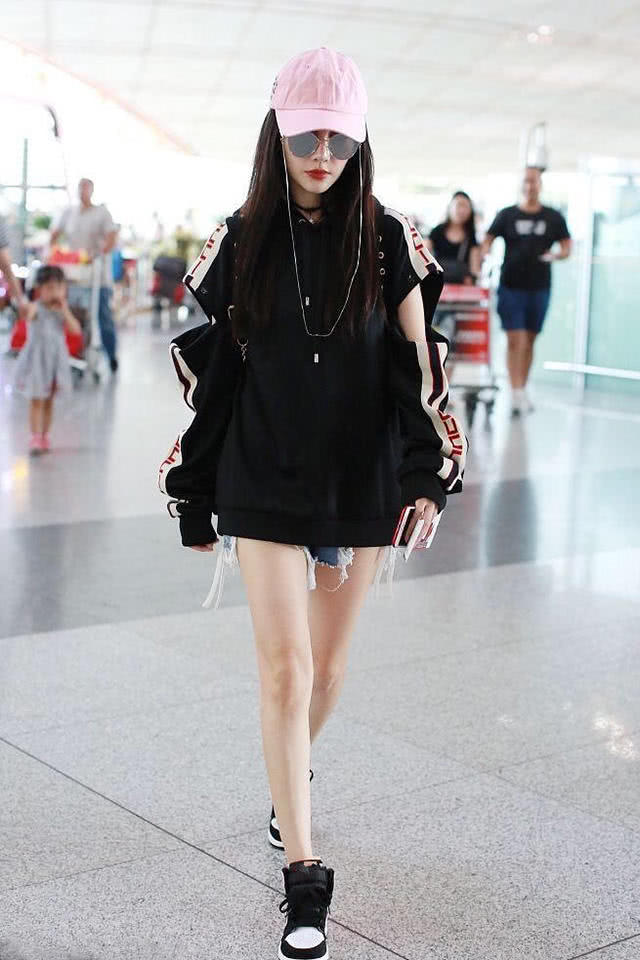 李小璐破烂短裤引争议，36岁的她越来越大胆，和不穿有区别吗