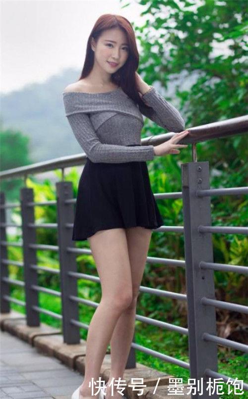 「身穿」街拍:时尚大方的小美女,身穿露肩上衣配短裙,凸显修长美腿