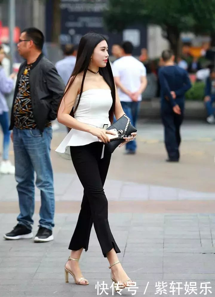 街拍：高挑的美女身材真好，清爽穿搭有种时尚娇艳的美