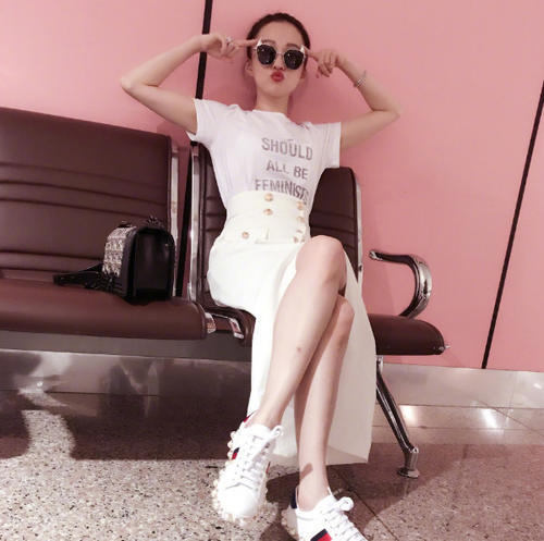 她曾是歌坛一姐，却被亲妈拉下水遭到雪藏，如今复出美得似精灵！