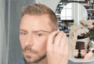 男人精致起来女人都害怕！杭州90后“精猪男”上班前化妆半小时，