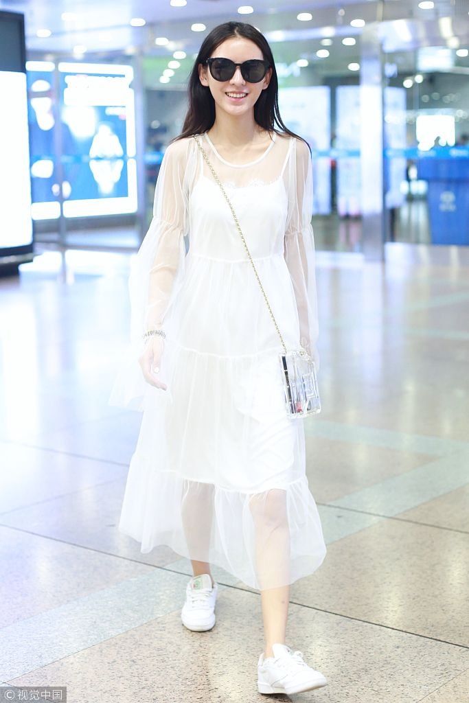 小仙女既视感！张予曦透视白纱裙清纯甜美 机场脚步轻快微笑任拍