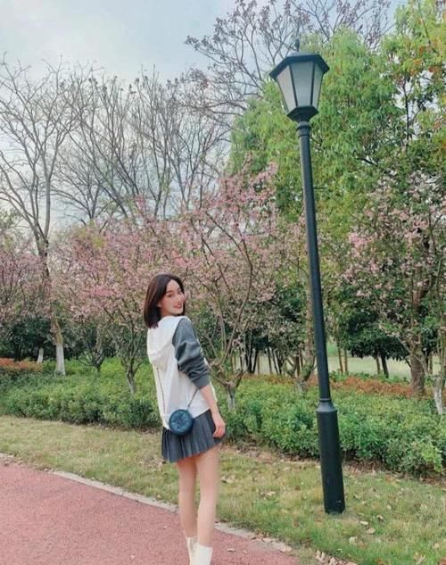  『小姐姐』别总穿小西装了，时尚又减龄的休闲风很流行，简约随性又有范儿