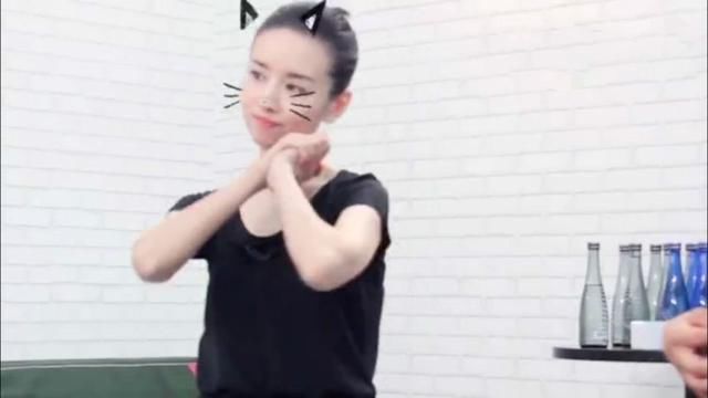 38岁董洁一人现身机场,网友:腿和脸一样白,没有修图痕迹!