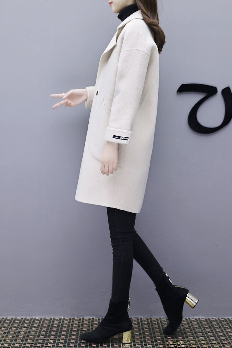 秋天早晚转凉，聪明的媳妇穿上薄外套，显瘦又御寒，简直棒极了