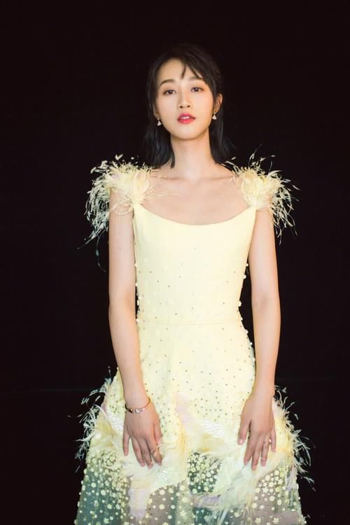 蓝盈莹穿小黄裙大秀好身材,大长腿超吸晴,身材比例真好!