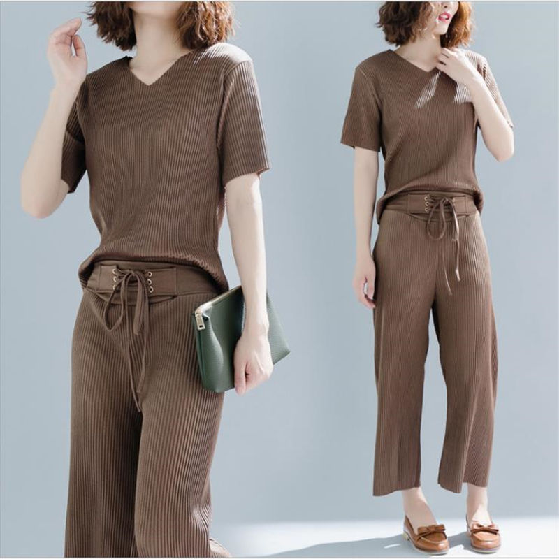 带娃出门千万别穿连衣裙,穿洋气阔腿裤套装,下一个辣妈就是你