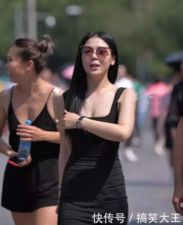 美女与男友出门,身穿黑色包臀连衣裙,曲线身材很漂亮!