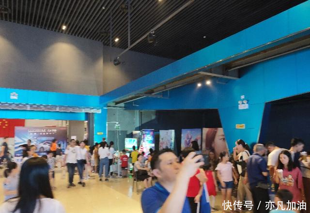  东莞■不要唱衰东莞了，给你们看看东莞黄江镇夜晚的街，满满的