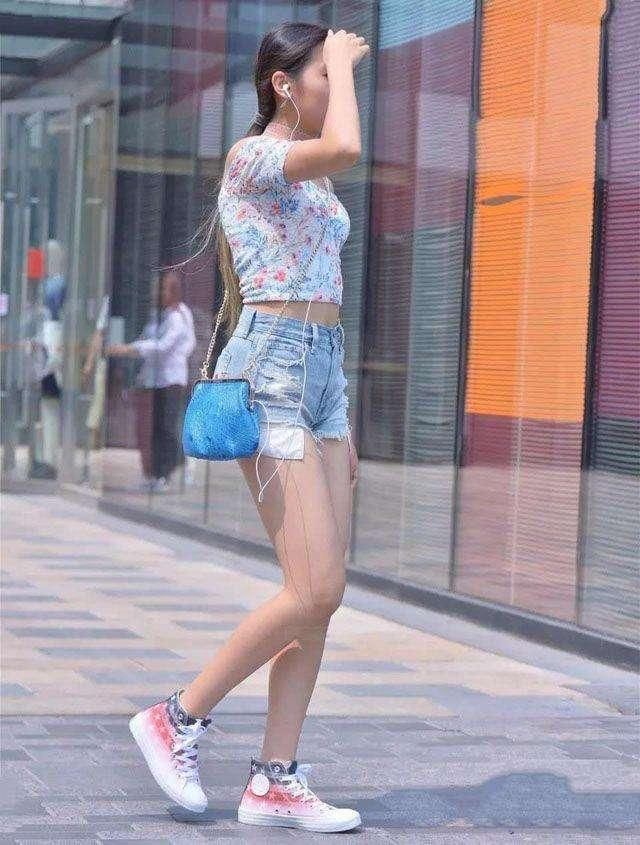 好可爱的小姐姐，皮肤白皙美腿修长，笑起来的样子蛮有味道!