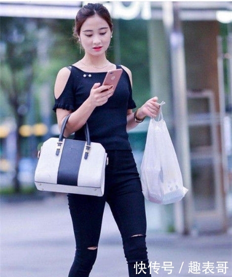  「牛仔」街拍：小姐姐的外套看着十分的舒适，宽松的牛仔，非常的时尚