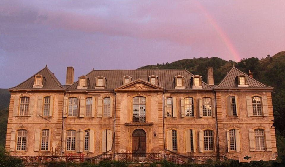 夫妇花费200多万买了一座荒废古堡，94个房间却只有4个能用