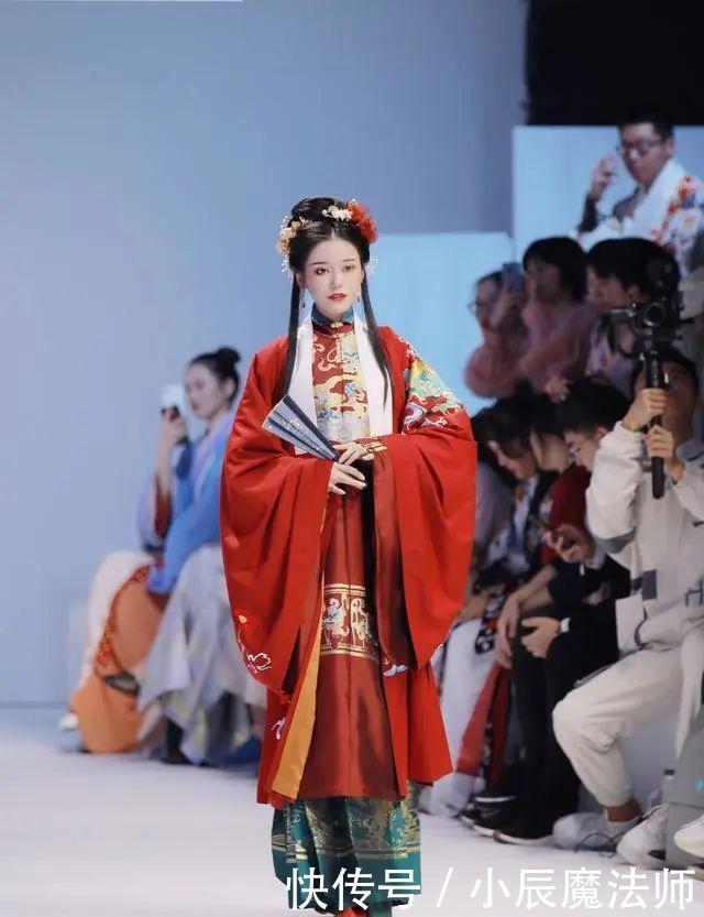  「汉服」那些配色超大胆的汉服，自古红蓝出CP，瞬间惊艳众人