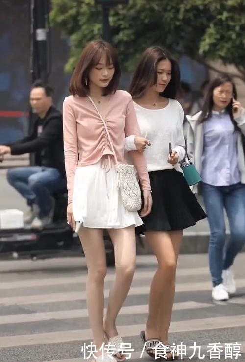  美女|美女太“年轻”了,和女神穿闺蜜装,腿像10年没洗一样,佩服！