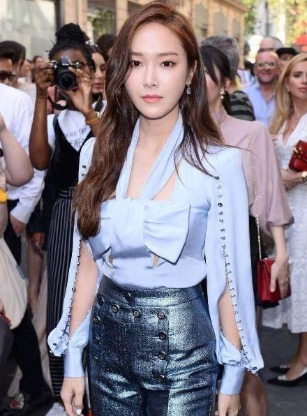 时装周秀身材真够狠: 这么窄的西裤还硬穿, 网友: 显腿长呗