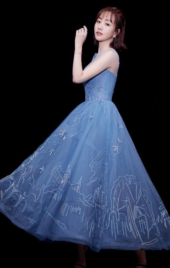 杨蓉放大招了,穿薄纱裙大秀性感,终于相信她37岁了!