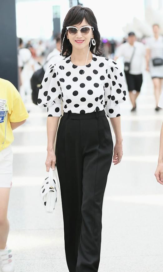 64岁的赵雅芝真是会穿，和34岁的韩雪同穿阔腿裤，气质上完全不输