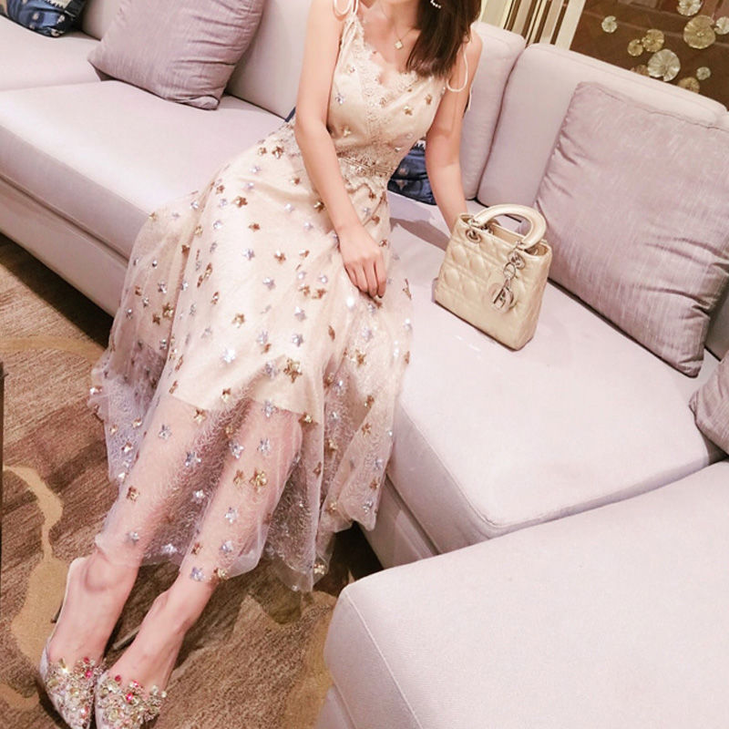 上身丰满的女人就穿紧身裙子，凹凸窈窕，魅力爆棚