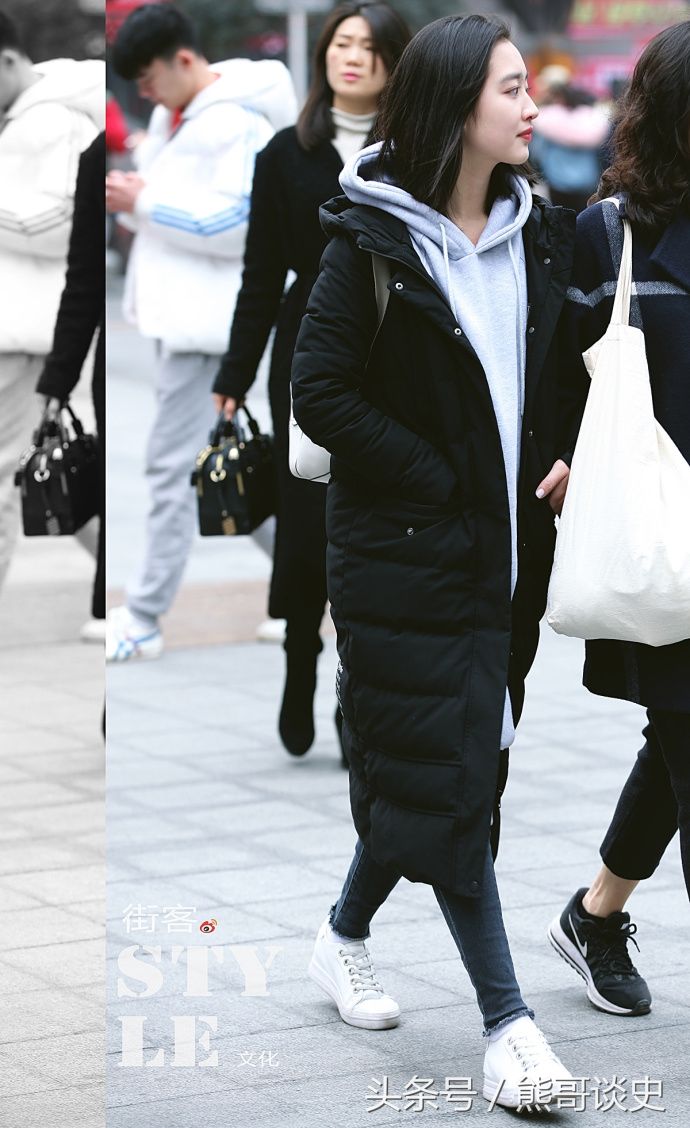 重庆街拍，黑色皮大衣搭配黑色紧身裤，可美丽可酷帅系列!