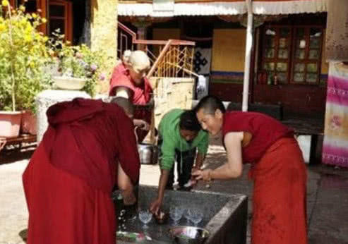 尼姑开的佛教茶馆，游客可以喝茶吃肉，而僧人也吃能“净肉”？