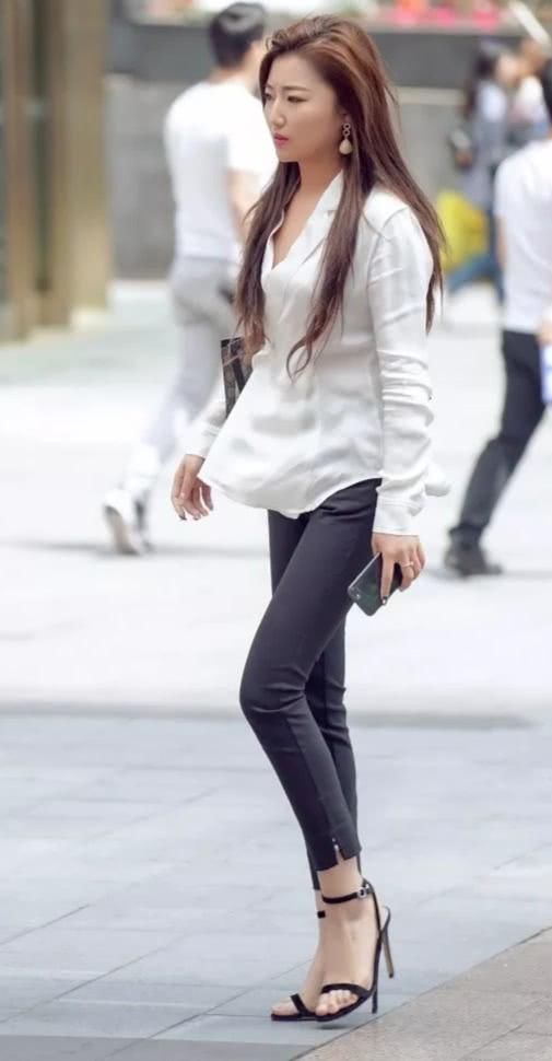 白色上衣搭配9分窄脚裤再穿上一双单扣的高跟凉鞋，优雅自然又时