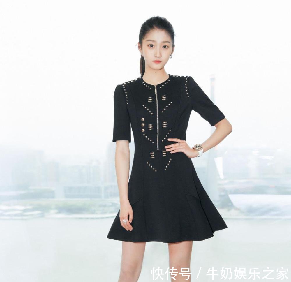 身高172的关晓彤, 一旦秀起腿来挡都挡不住, 裙子都提到胸了!