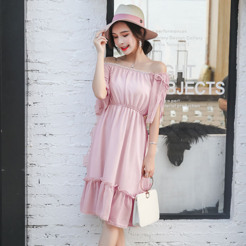 姣好身材别藏着掖着，一字肩抹胸裙显精致锁骨，散发高级女人味