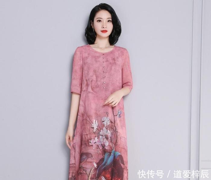  女人|39岁以上的女人别穿得太随意了，穿上这款真丝连衣裙，美丽又高贵