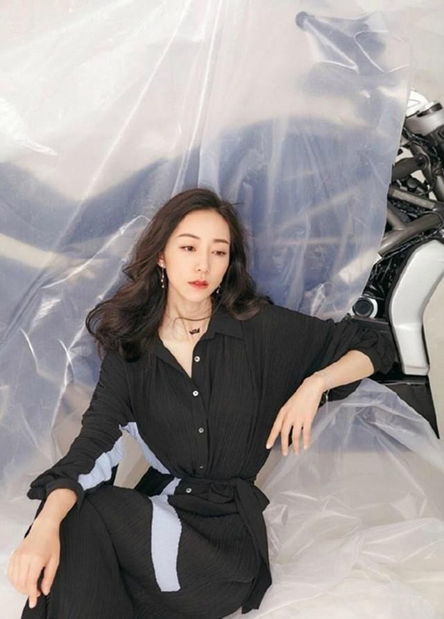 韩雪的拍照姿势，第一张端庄大方，最后一张是梦中的女神