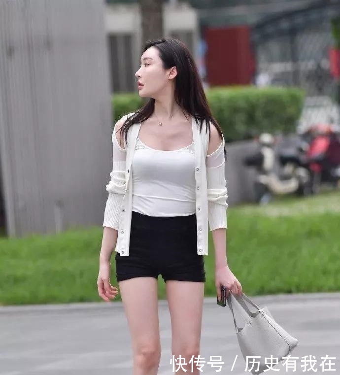 「 独具」美得更加精致自然,美女街拍:小姐姐独具个性的时尚穿搭风格