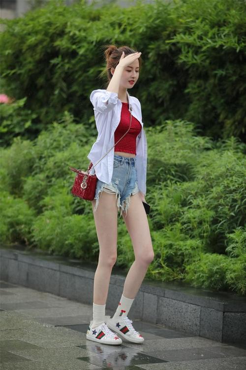街拍：气质美女，一双白白长腿让女人羡慕